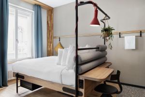 莱比锡Stay KooooK Leipzig City - Online Check In NEW OPENING的配有一张床和一把椅子的酒店客房