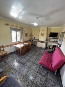 莱图尔Casa Chorreón的客厅配有沙发和桌子