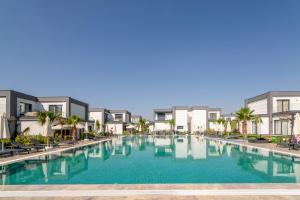 图尔古特雷斯Seaside Serenity in Bodrum: Luxury Retreat w View的部分公寓前方设有大型游泳池。