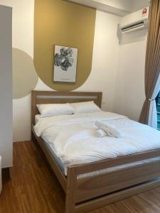 梳邦再也Harmony and Deluxe Studio Subang Jaya的一间卧室配有白色床单