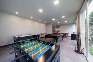 格拉玛多Hotel Laghetto Stilo Borges Gramado RS的一间带台球桌和乒乓球桌的房间