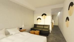 帕拉马Pontikonisi Hotel & Suites的卧室配有白色的床和沙发