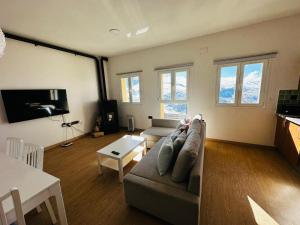 塞拉内华达Apartamento Sierra Nevada Galatino 22D的客厅配有沙发和桌子