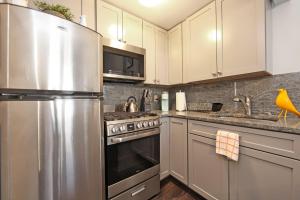 布鲁克林Serenity Park Slope - Entire Brownstone apt.的厨房配有不锈钢冰箱和橱柜