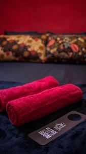 珍南海滩House of Lion Hostel的桌子上两条红色毛巾,上面贴有价格标签