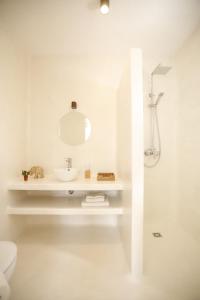 拉哈雷斯Casa Anahita的白色的浴室设有水槽和镜子