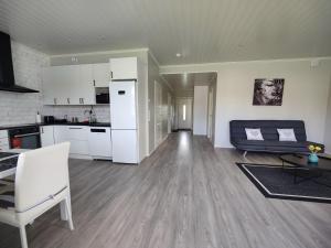 NärpiöANDY - Perfect location in the heart of Närpes 75 m2 - Sauna - Built in 2023的厨房以及带白色家电的起居室。