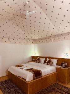 Shrinath Desert Camp客房内的一张或多张床位