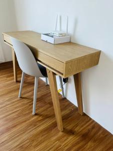 梳邦再也Muji Studio USJ的一张带椅子的木桌和盒子