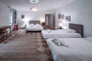 蒙托邦Gîte du chemin des Dames的酒店客房设有三张床和一架钢琴