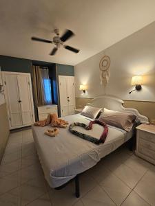 卡勒达德福斯特Casa Azul Montecastillo L7的一间卧室配有一张大床和吊扇