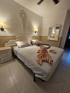 卡勒达德福斯特Casa Azul Montecastillo L7的一间卧室配有一张大床和毛巾