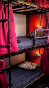 珍南海滩House of Lion Hostel的带三张双层床和枕头的客房