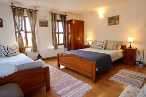 卡洛费尔伊利科瓦旅馆的一间带两张床和一张沙发的卧室