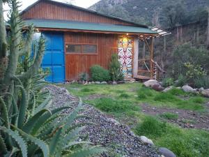 GuayacánArte Vitral Lodge - 4camas- aislada- terrazas -vista - piscina-sauna的院子里有彩色玻璃门的房子