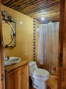 PácoraLA MARQUESA PACORA的浴室配有白色卫生间和盥洗盆。