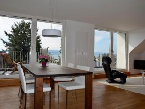 瓦瑟堡Ferienwohnung 180 Grad的一间带桌椅和窗户的用餐室