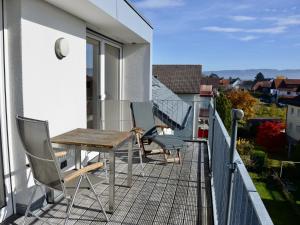 瓦瑟堡Ferienwohnung 180 Grad的阳台配有木桌和椅子。