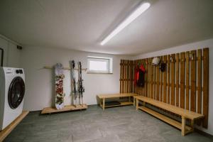 SchmirnNedererhof - Zimmer Alpenrose mit Gemeinschaftsküche的墙上有滑雪板的房间和烘干设备