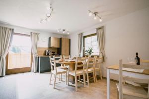 SchmirnNedererhof - Zimmer Alpenrose mit Gemeinschaftsküche的厨房以及带桌椅的用餐室。