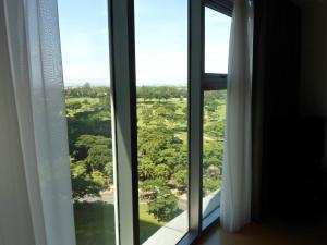 马尼拉碉堡前卫公寓的享有郁郁葱葱绿地景致的窗户。