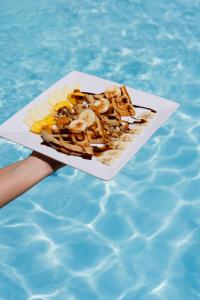 埃莫西约布吉姆比利亚酒店的游泳池旁的一小块食物