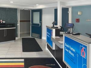 东叙拉古Studio 6 Suites East Syracuse NY Airport的办公室,桌子上装有电脑