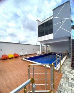 拉各斯Homely Shortlet Apartment LBS, AJAH的建筑物屋顶上的游泳池