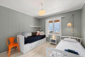 英格堡Sunny Design Chalet in Engelberg with spectacular view on Mount Titlis的一间小卧室,配有一张床和一把椅子