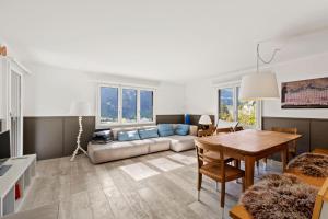 英格堡Sunny Design Chalet in Engelberg with spectacular view on Mount Titlis的客厅配有沙发和桌子