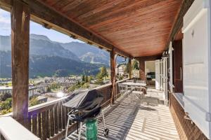 英格堡Sunny Design Chalet in Engelberg with spectacular view on Mount Titlis的山景阳台。