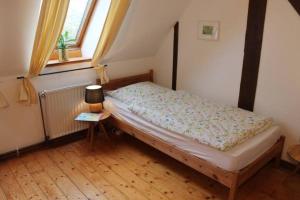 GömnitzDas Abendrote Haus的一间小卧室,配有床和窗户