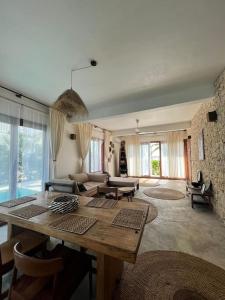 平圭Ocean Front Villa with pool, Zanzibar的客厅配有木桌和沙发