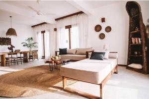 平圭Ocean Front Villa with pool, Zanzibar的客厅配有床和沙发