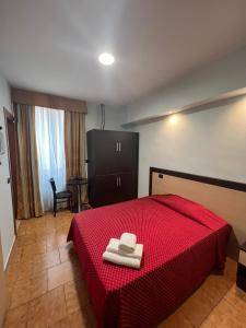 蒙卡列里塞斯特雷住宿酒店的一间卧室配有红色的床和2条毛巾