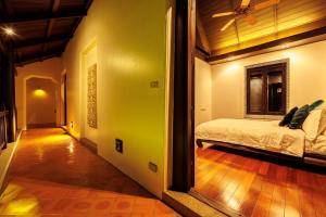 曼谷夏日马卡龙系列 四卧三卫 私人泳池的一间卧室配有一张床,走廊配有镜子