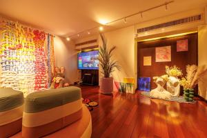 曼谷夏日马卡龙系列 四卧三卫 私人泳池的带沙发和电视的客厅