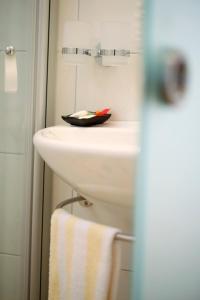 巴特博尔索妮哈德乡村酒店的浴室配有白色水槽和毛巾