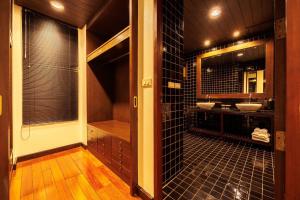 曼谷夏日马卡龙系列 四卧三卫 私人泳池的浴室配有2个盥洗盆和步入式淋浴间。