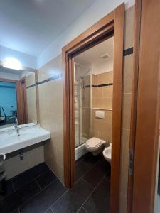 蒙卡列里塞斯特雷住宿酒店的浴室配有卫生间、盥洗盆和淋浴。