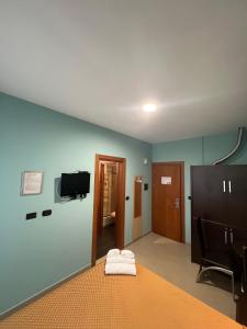 蒙卡列里塞斯特雷住宿酒店的一间设有床铺和墙上电视的房间