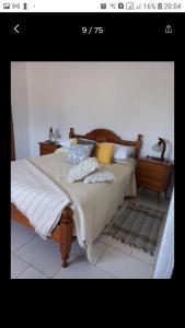 圣安东尼奥德阿雷科El retiro, casa de campo的一间卧室配有一张床和两个床头柜