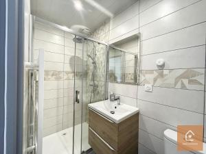 沙泰勒罗Le blue Lagoon - 2 pers - Arrivée Autonome的白色的浴室设有水槽和淋浴。