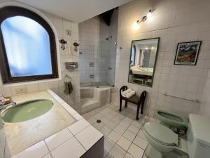 阿雷基帕Hotel La Casa de Tin tin的浴室配有盥洗盆、卫生间和浴缸。