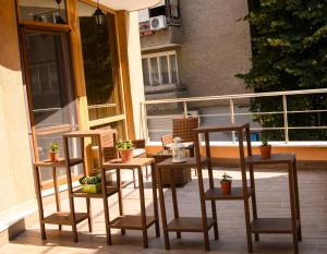 鲁塞City Zen的阳台配有两把椅子和一张桌子,阳台上种植了盆栽植物