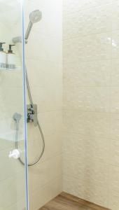 鲁塞City Zen的浴室内配有淋浴和头顶淋浴