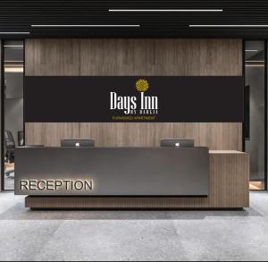 杰赫拉Days Inn By Dahlia -Hotel Apartment - Al Jahra的大楼的前台,有标志