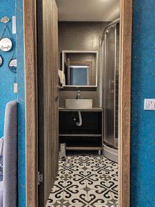 贝尔格莱德MOOW Apartments的一间带水槽和镜子的浴室