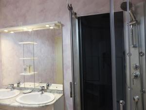 Saint-PalaisAppartement Saint-Palais (Allier), 3 pièces, 6 personnes - FR-1-489-418的浴室设有2个盥洗盆和带镜子的淋浴。