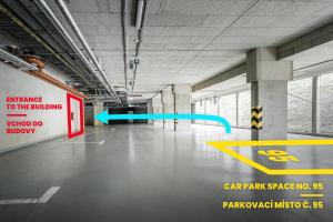布拉格AuriApartments Libeň nový byt 1kk s garáží的一个空的停车库,有停车场的标志